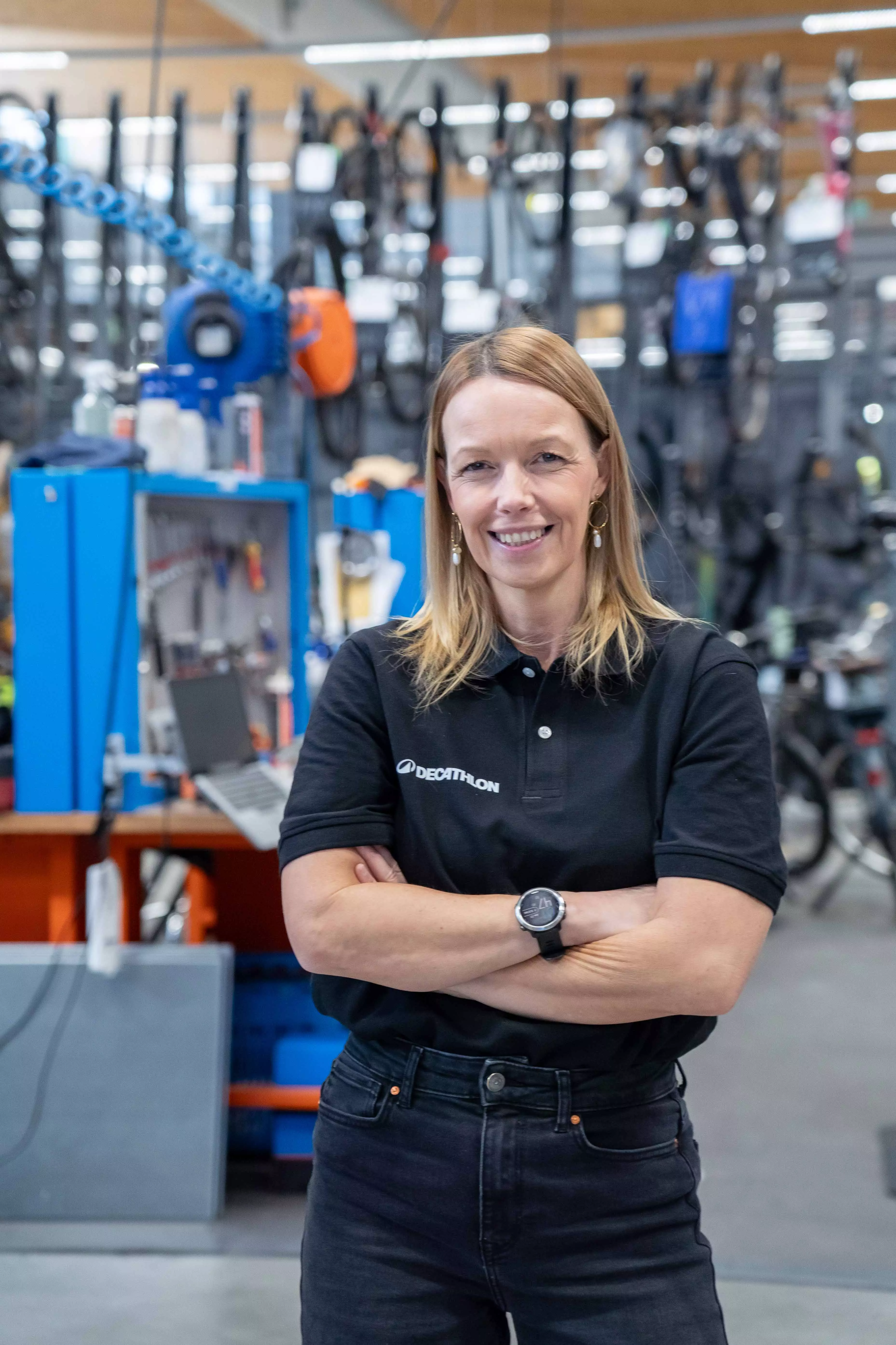 reparatie atelier vrouw tools fietsen portrait
