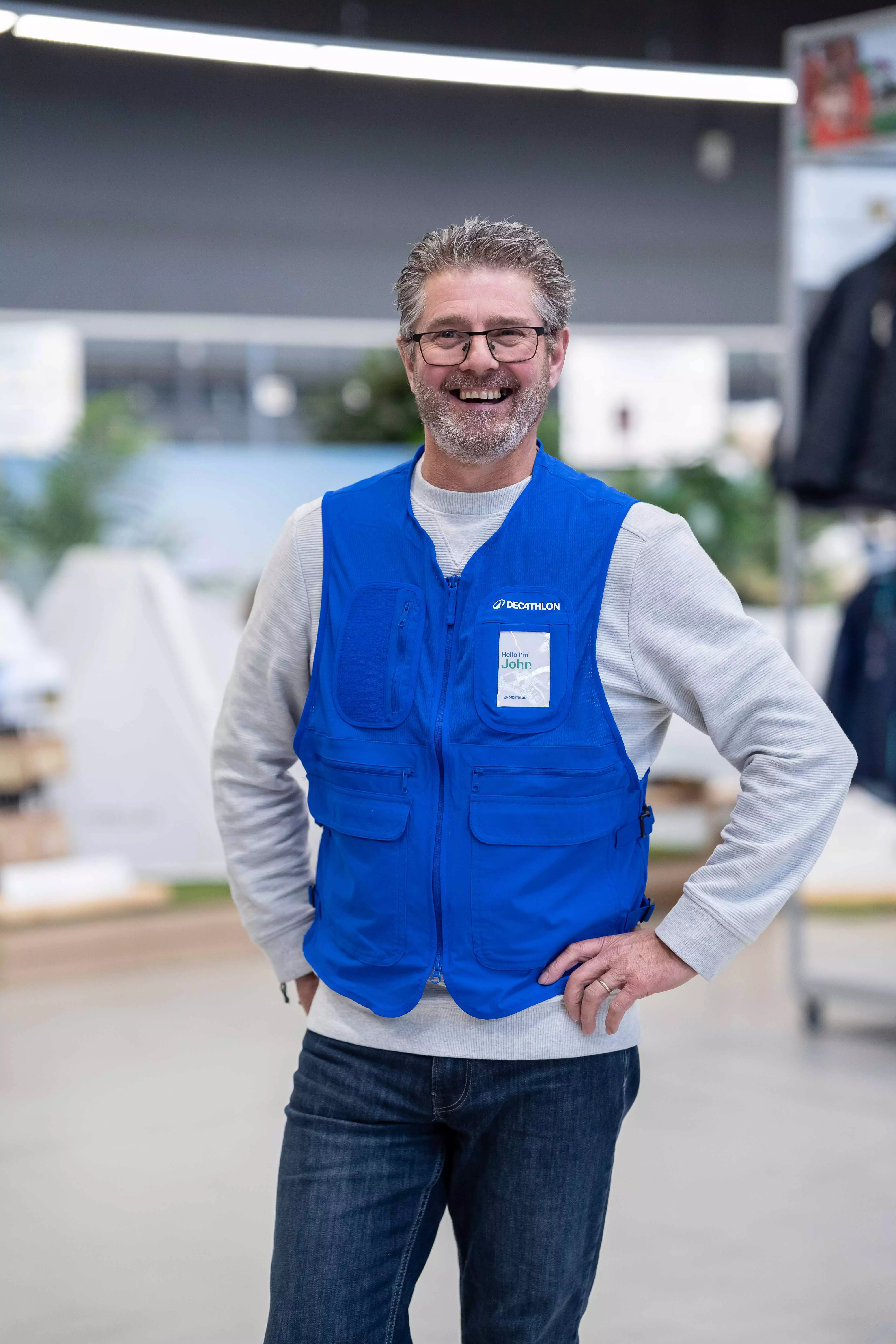 homme vendeur magasin sourire sport decathlon