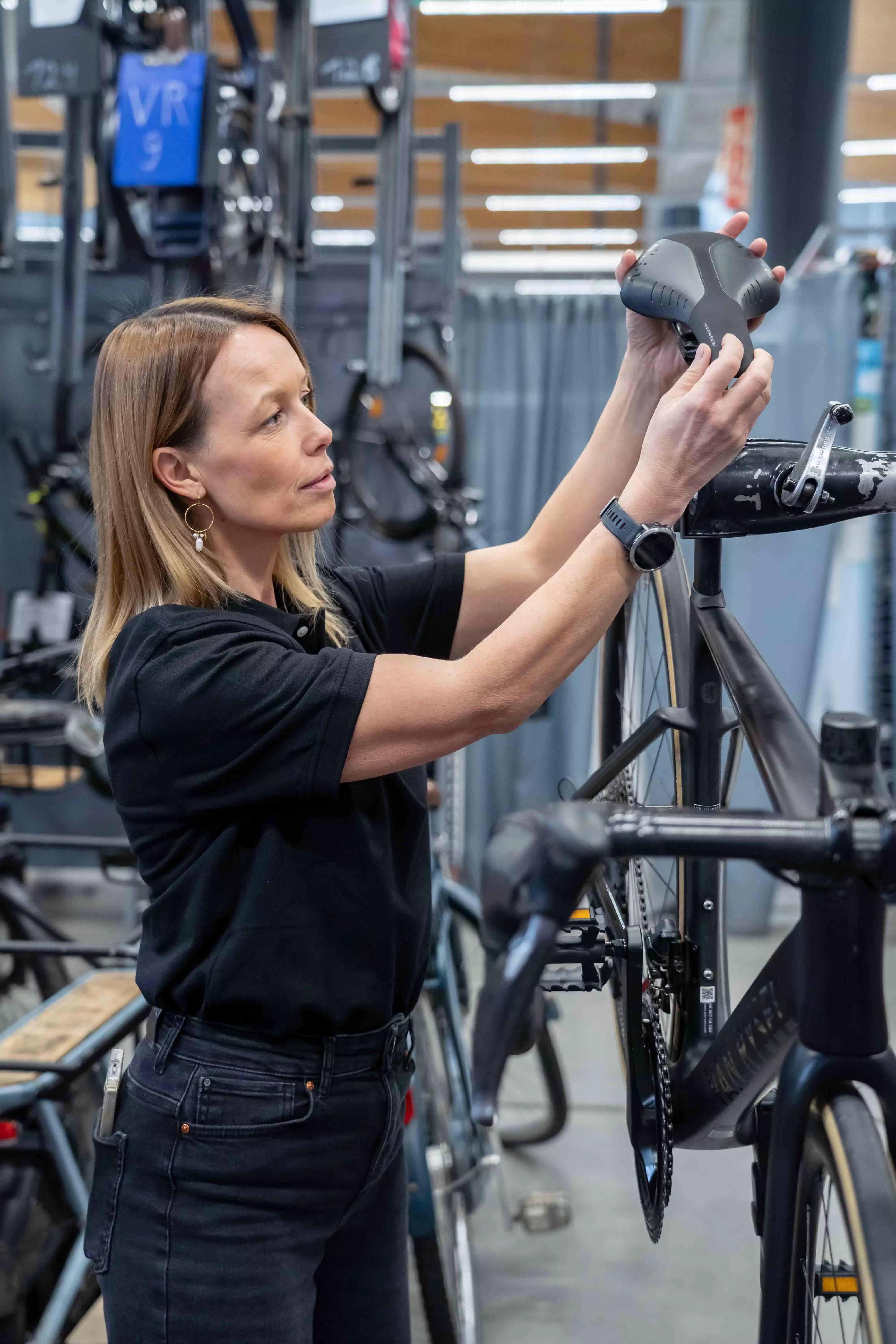 glimlach mannen winkel generositeit hulp check decathlon sport