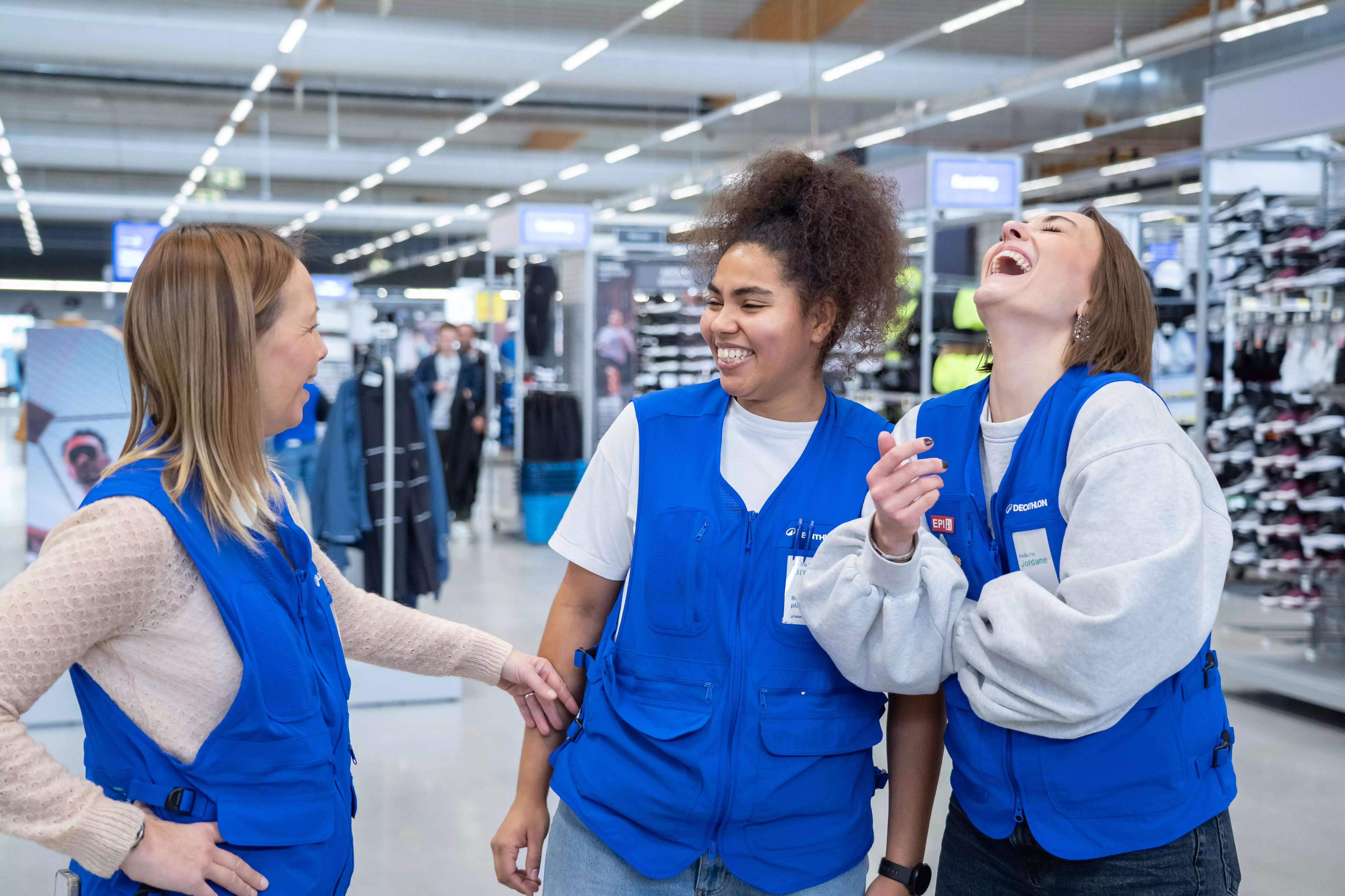 groep mensen vrouwen lachen decathlonian winkel