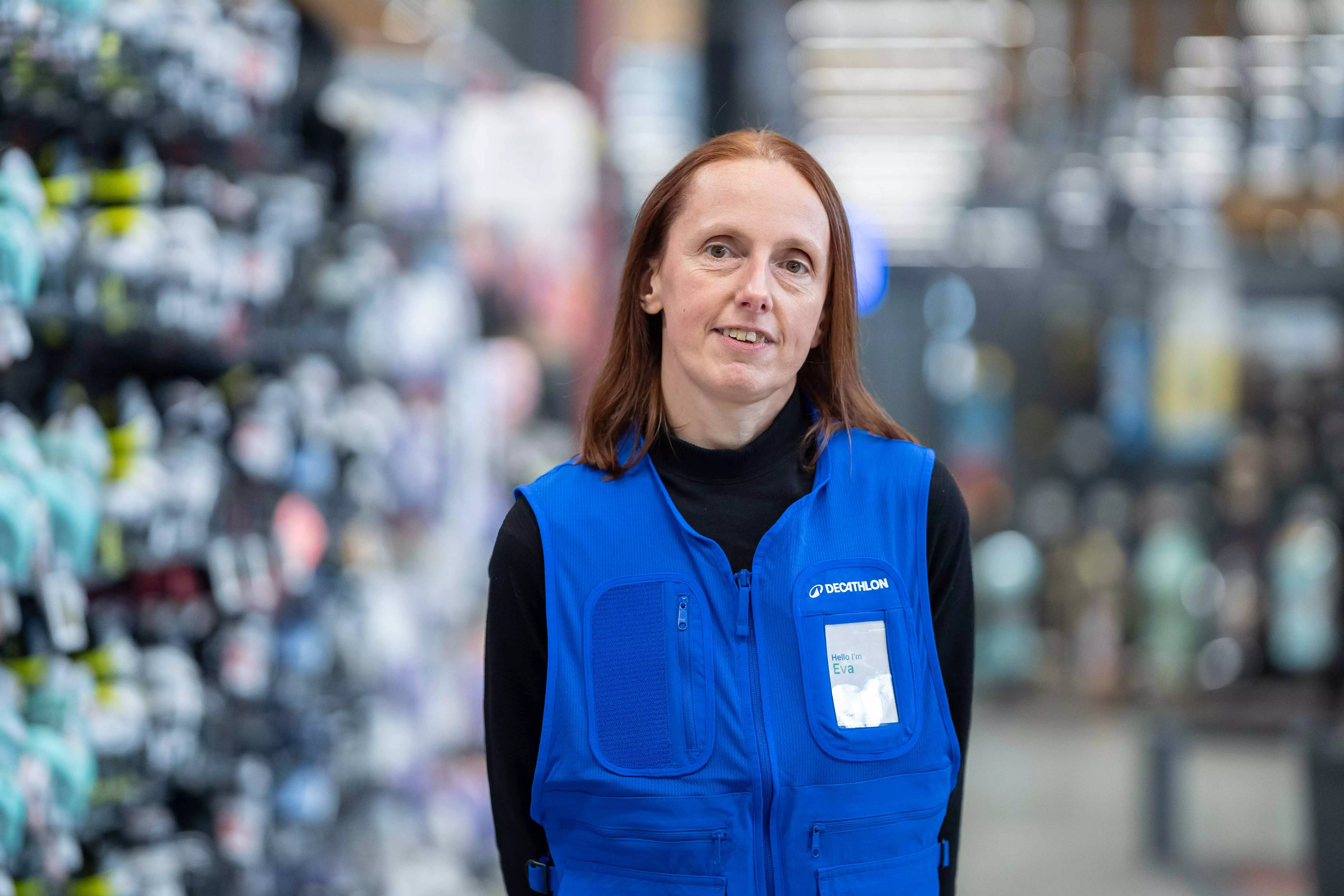femme sourire sport travail rayon decathlon magasin 