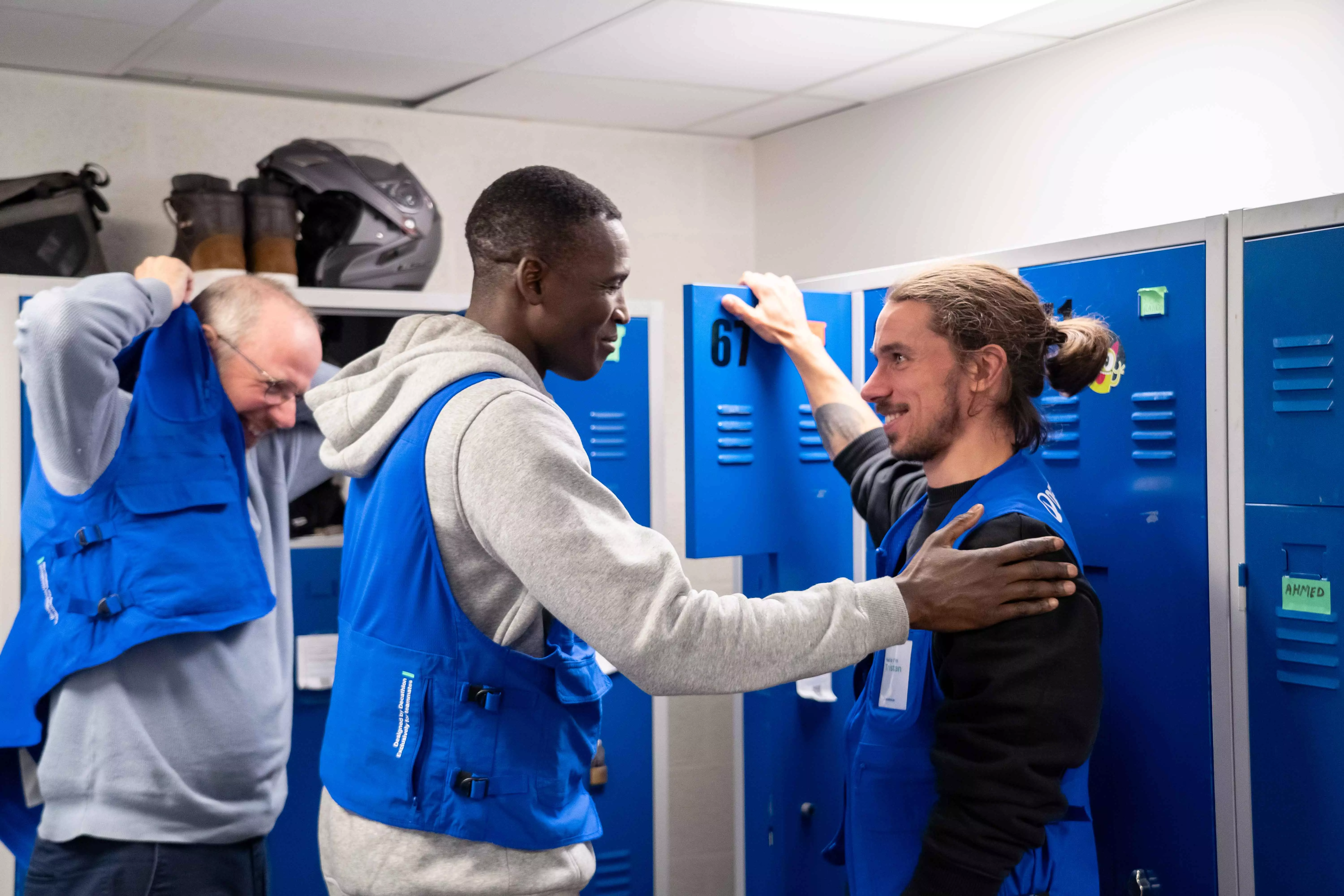 vestiaire homme esprit d'équipe sourire 