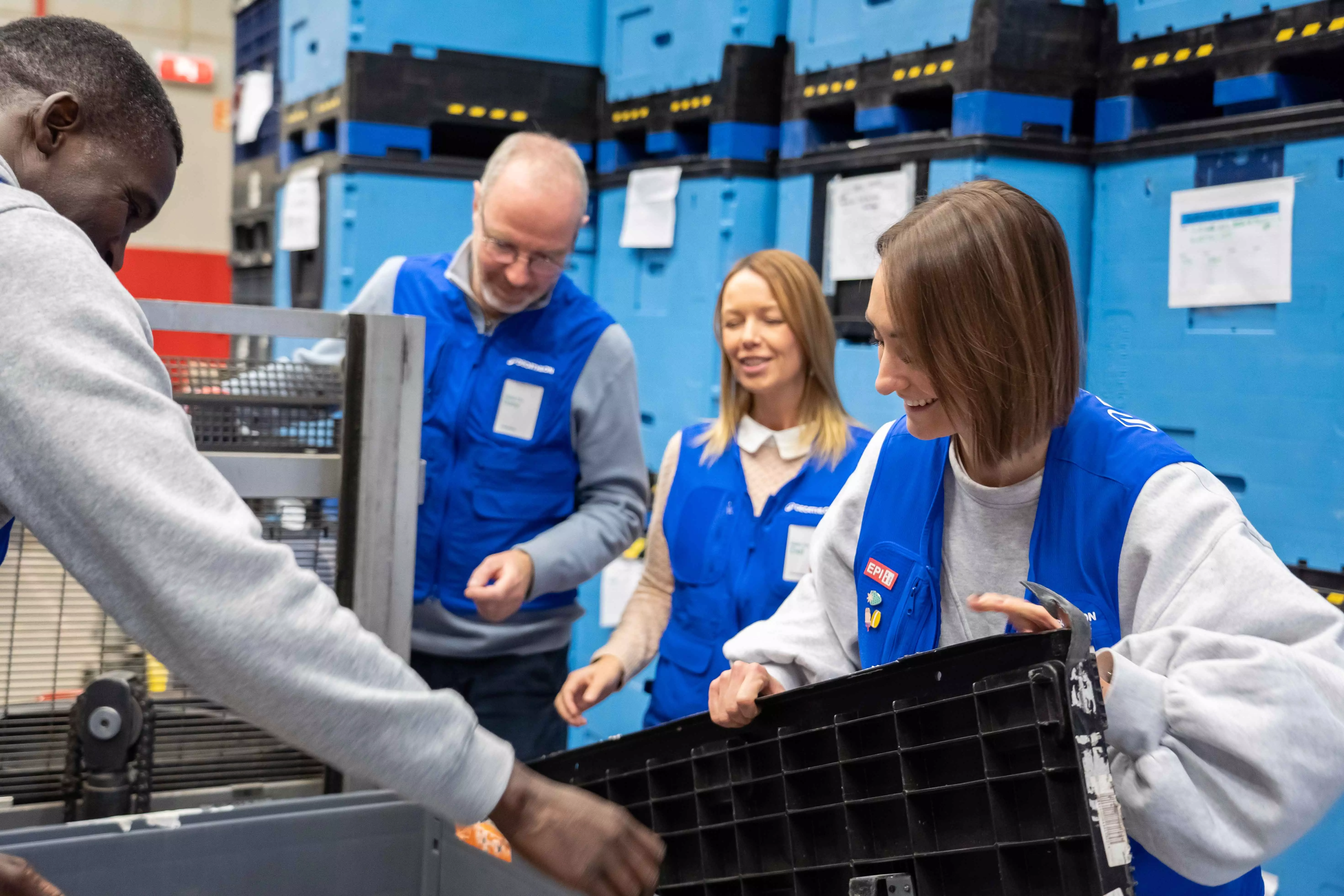 zone logistique travail équipe sourire femmes hommes decathlon