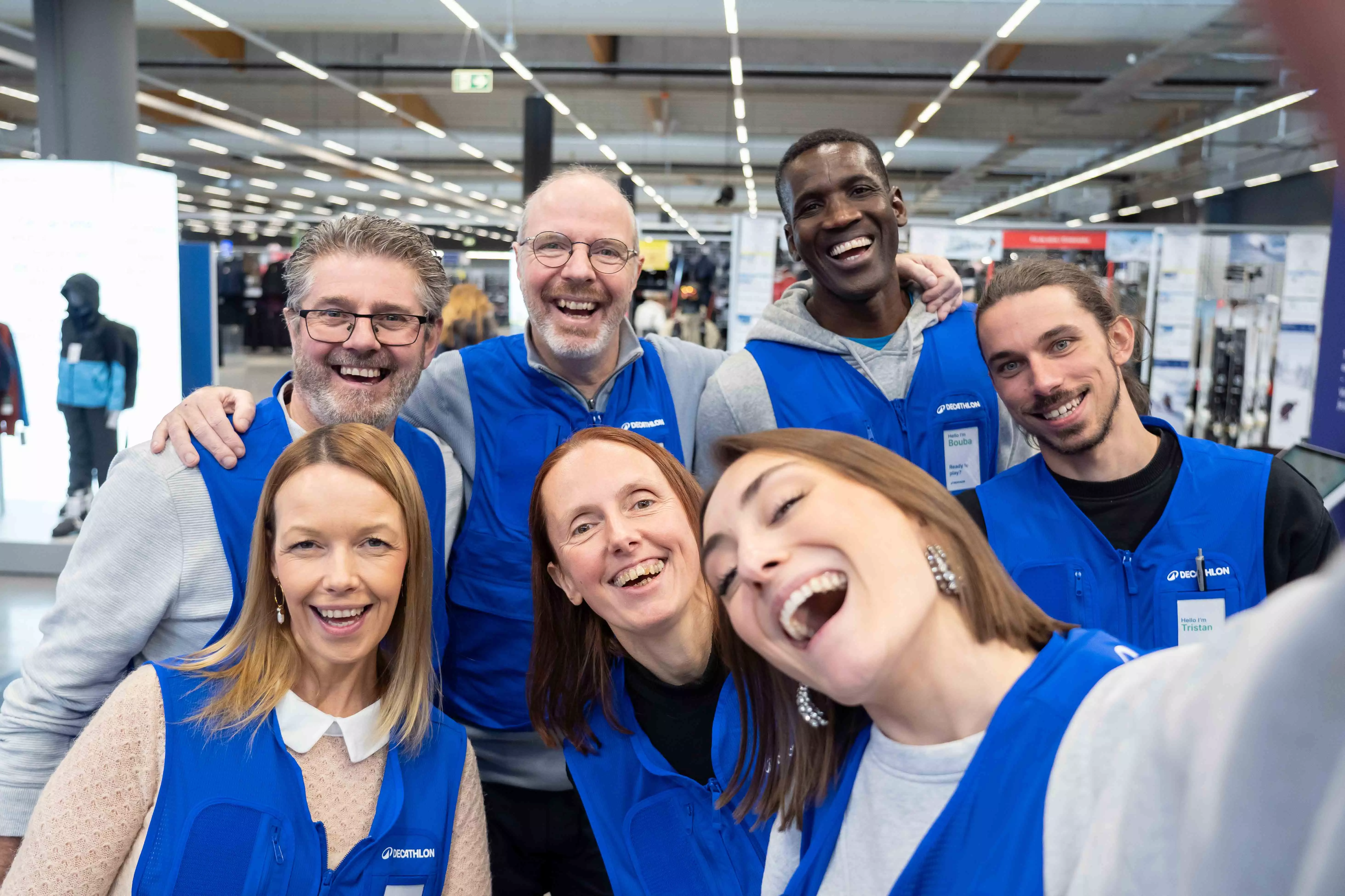 groupe photo selfie magasin hommes femmes sourire fun 