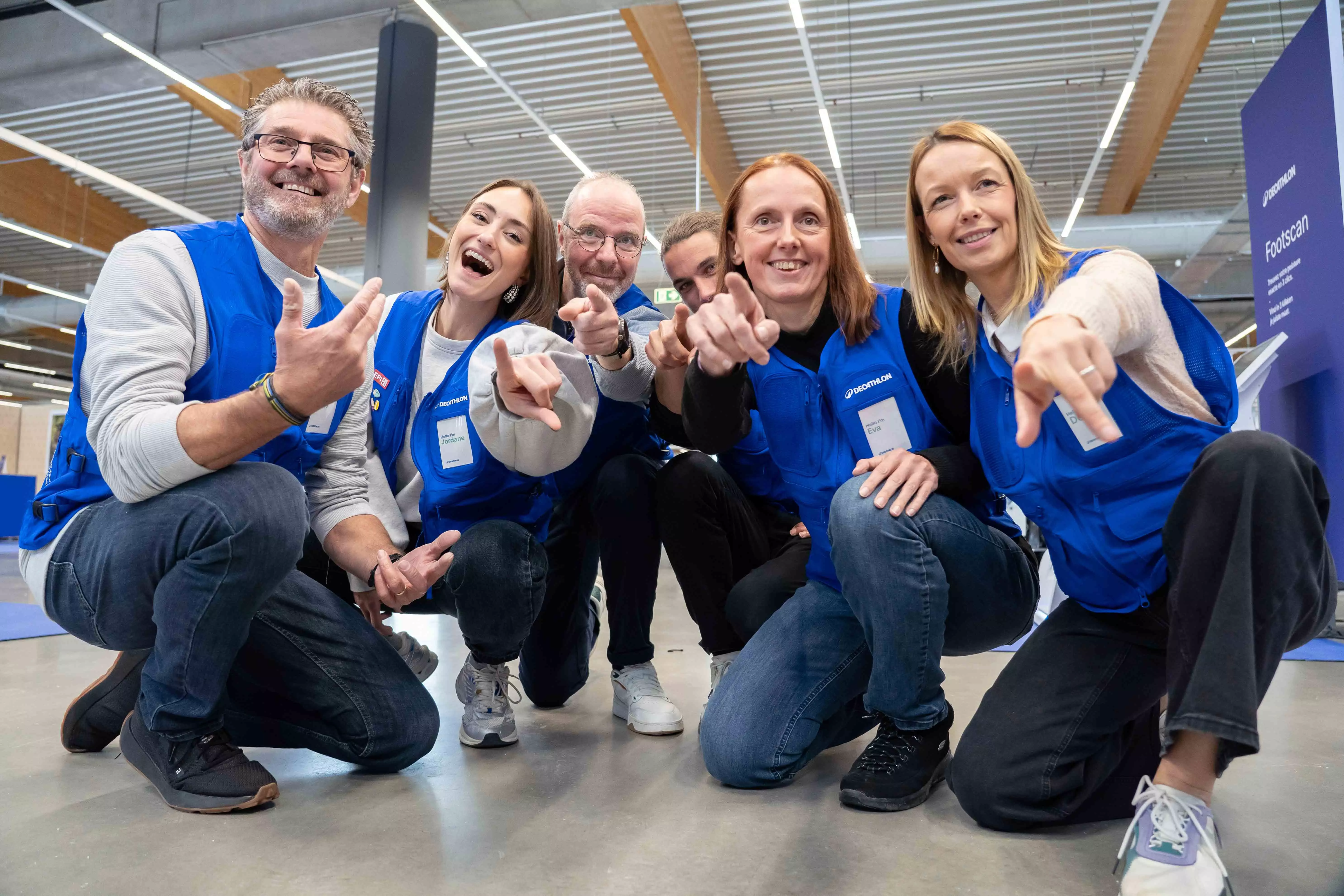 team mannen vrouwen glimlach winkel teamwerk