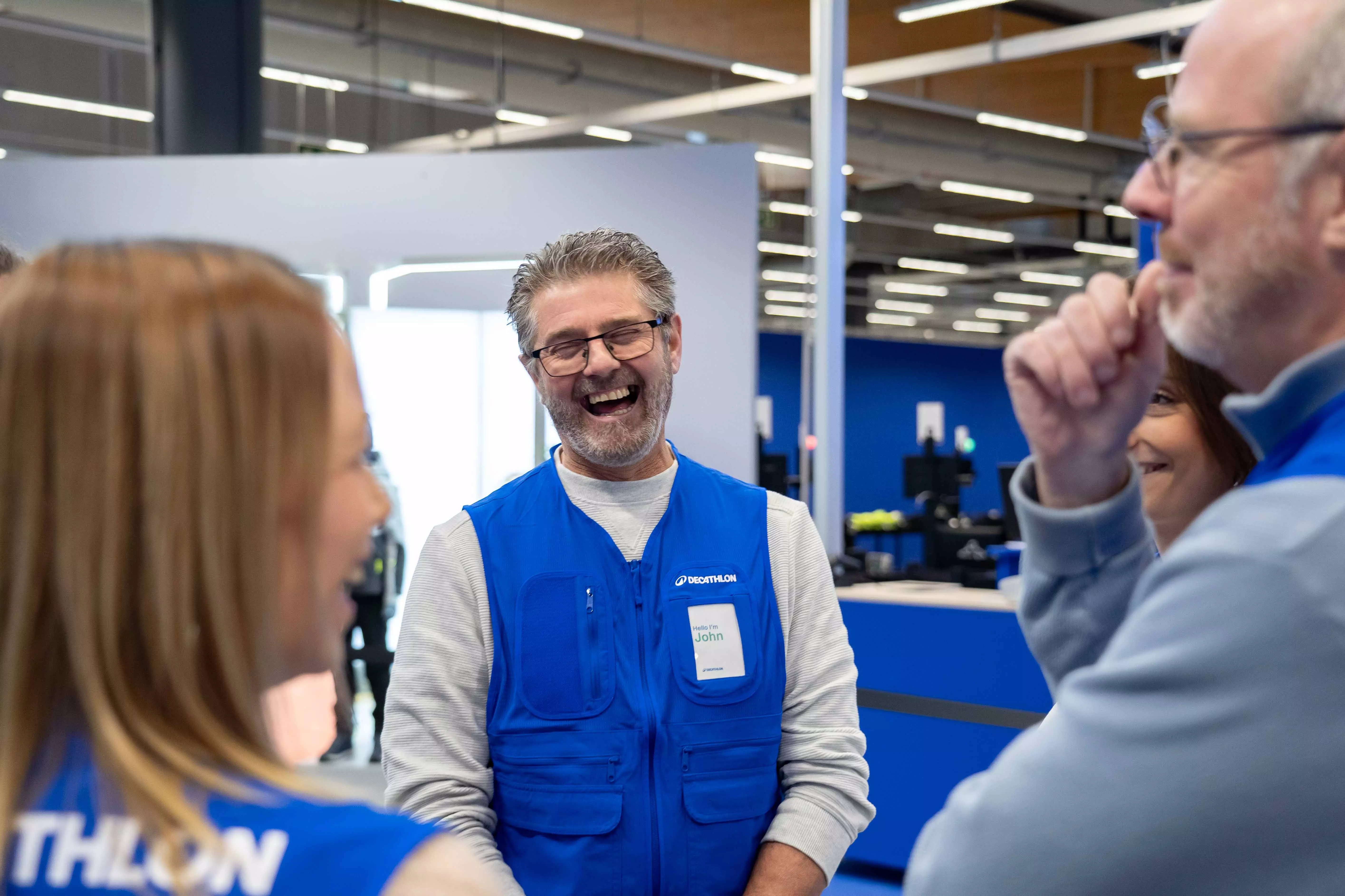 responsable leader manager homme femme magasin decathlon sport sourire 