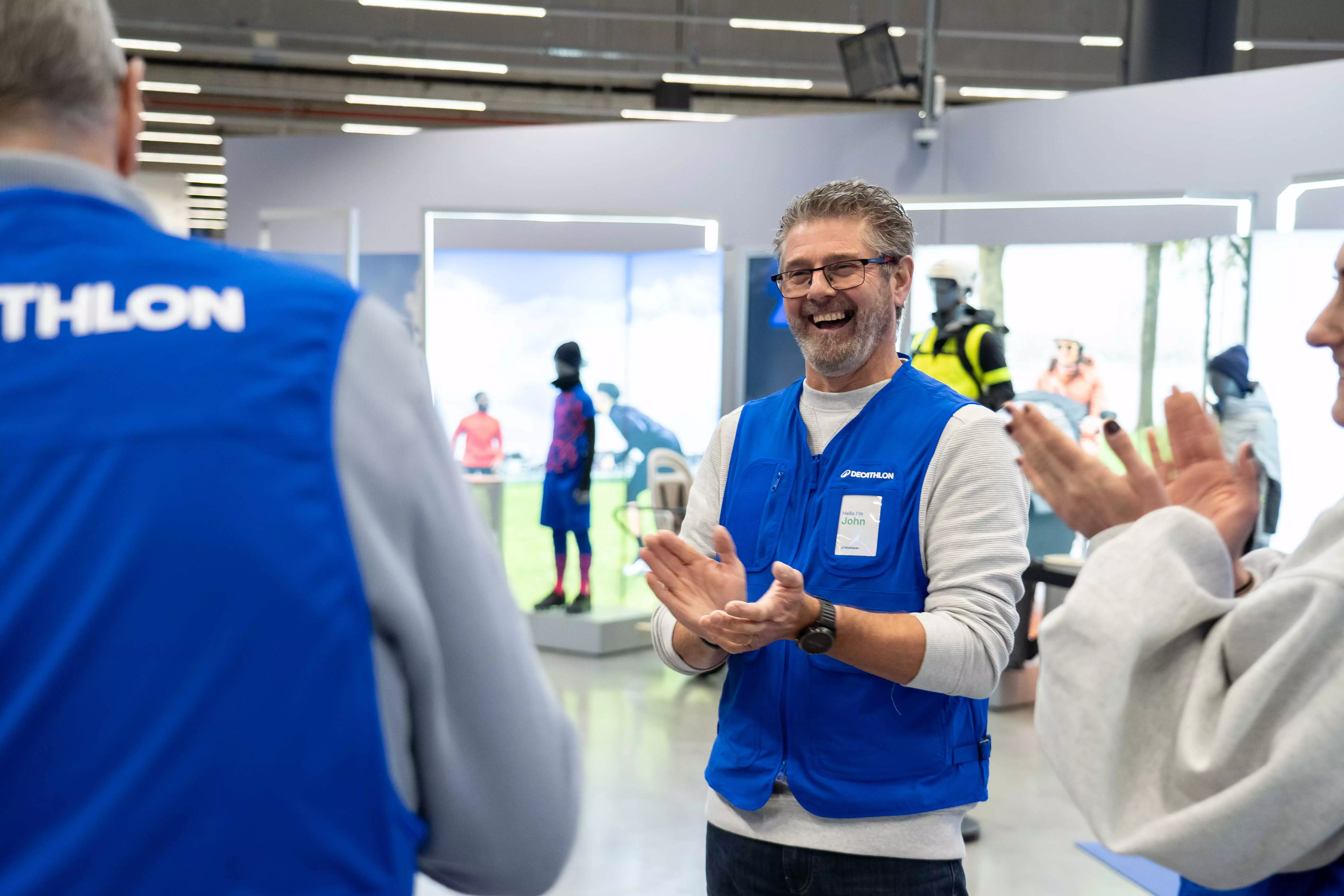 homme magasin travail sourire main decathlon sport 