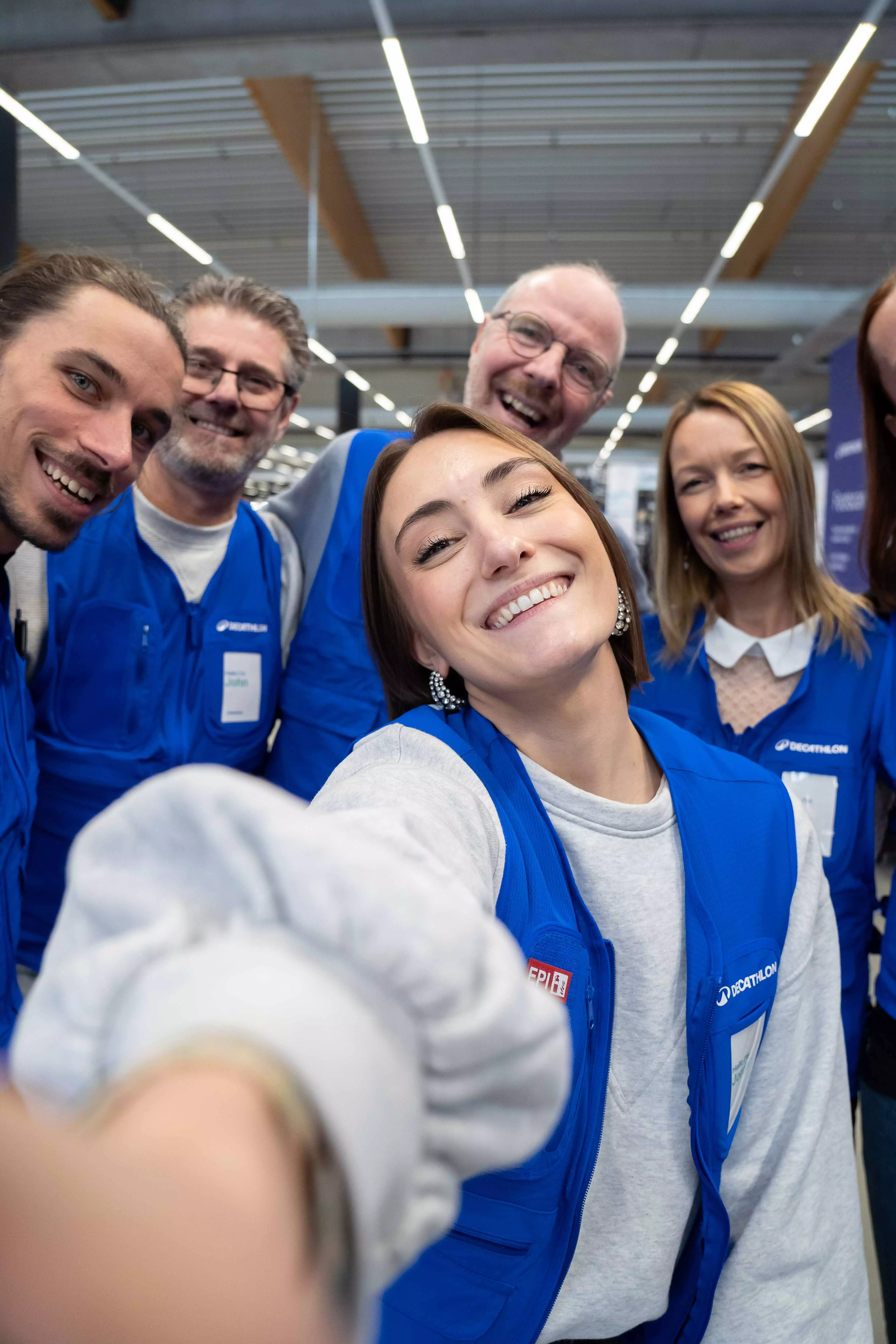 team selfie vrouwen mannen glimlachen winkel