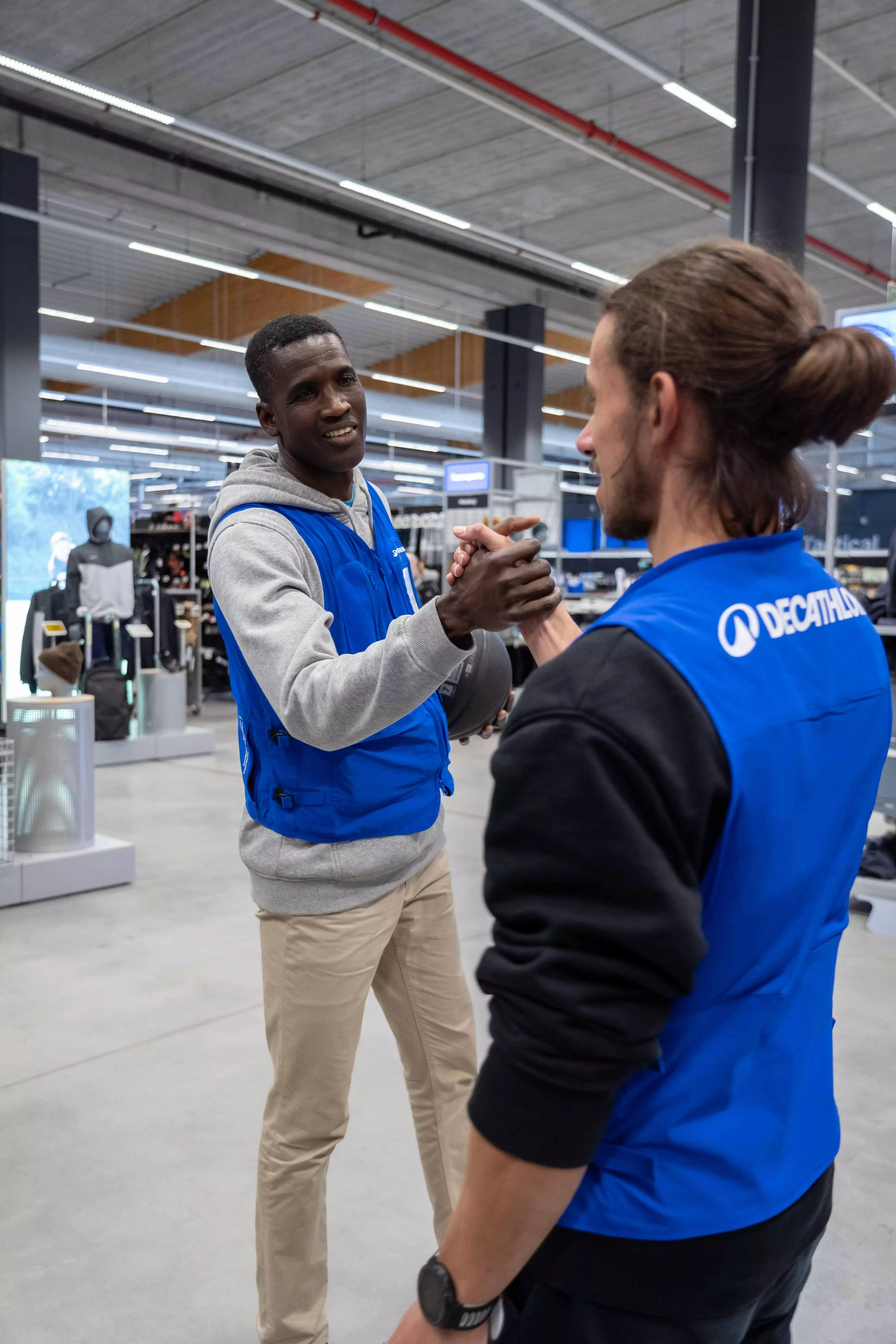 glimlach mannen winkel generositeit hulp check decathlon sport