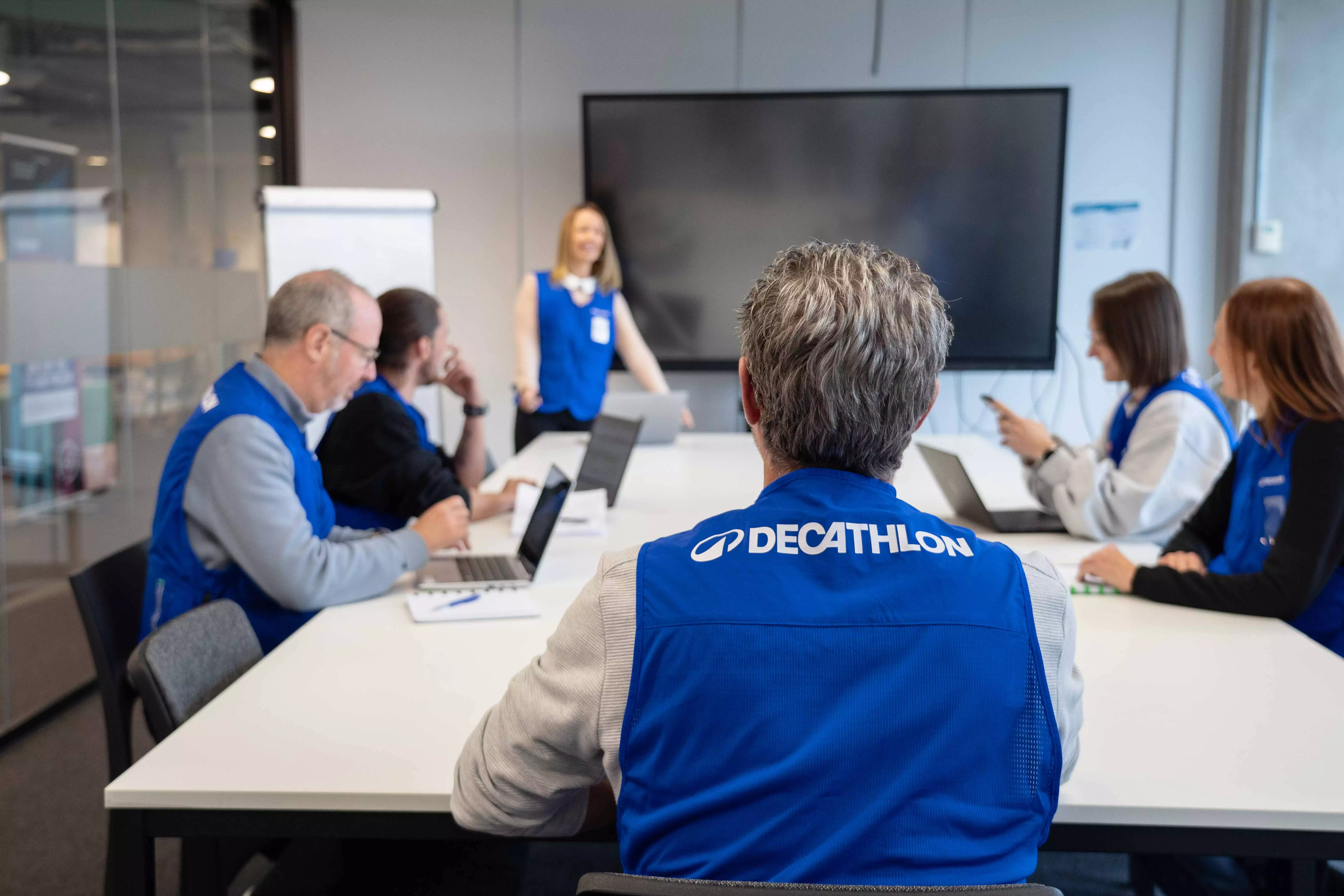 team vergadering meeting mannen vrouwen brainstorming