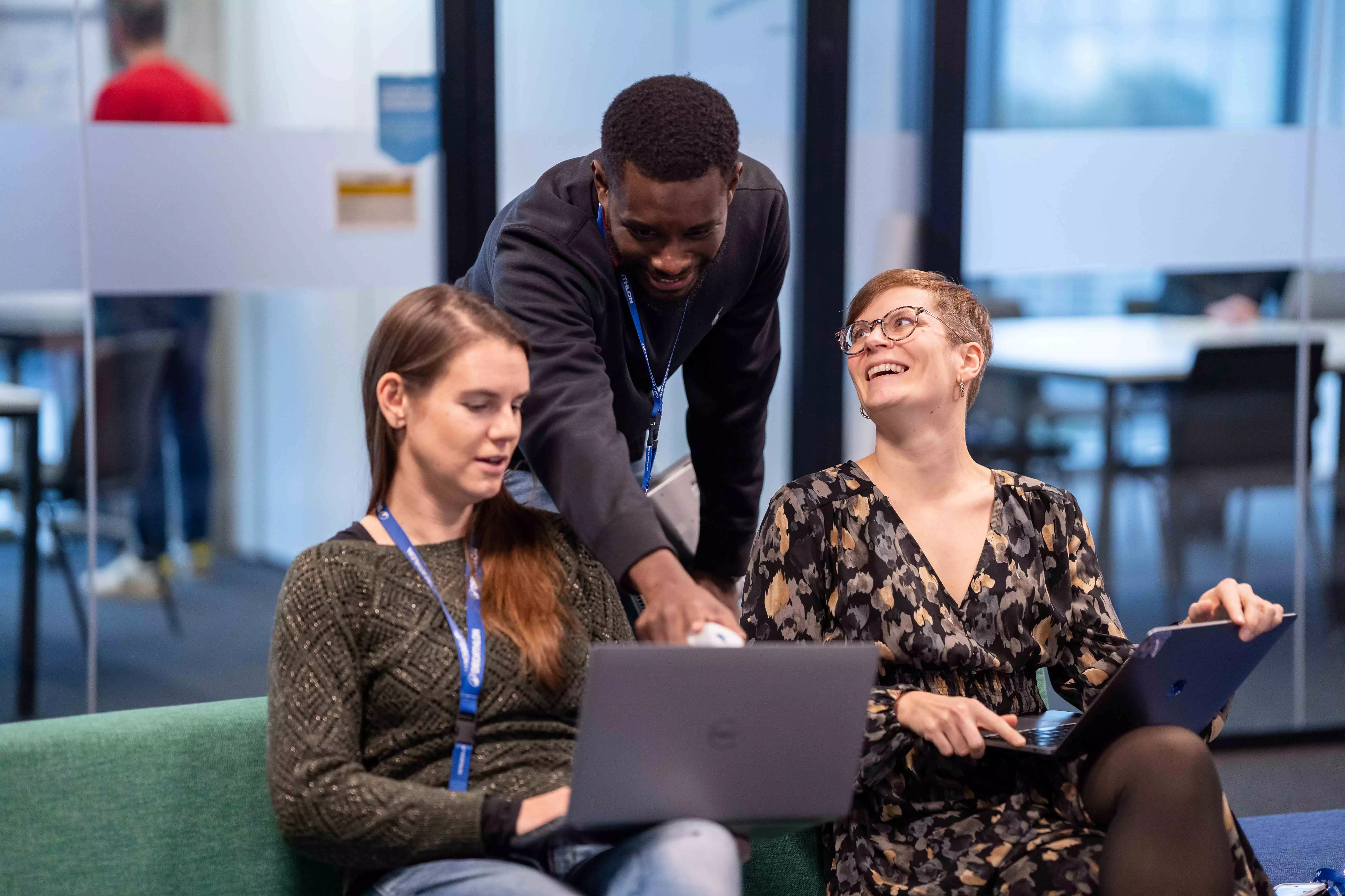 vrouwen man laptop brainstorming 