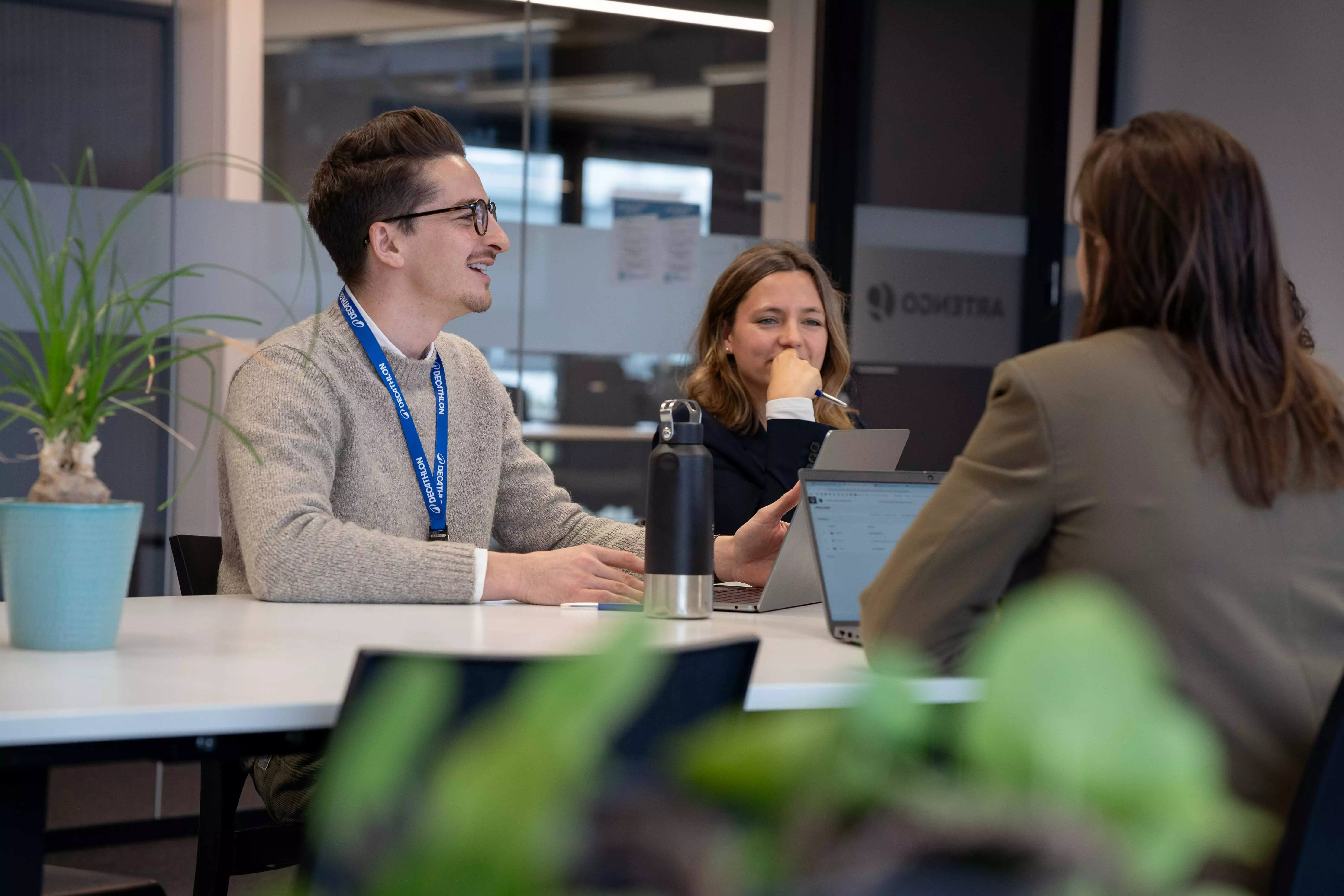 meeting team laptop brainstorming man vrouwen decathlon