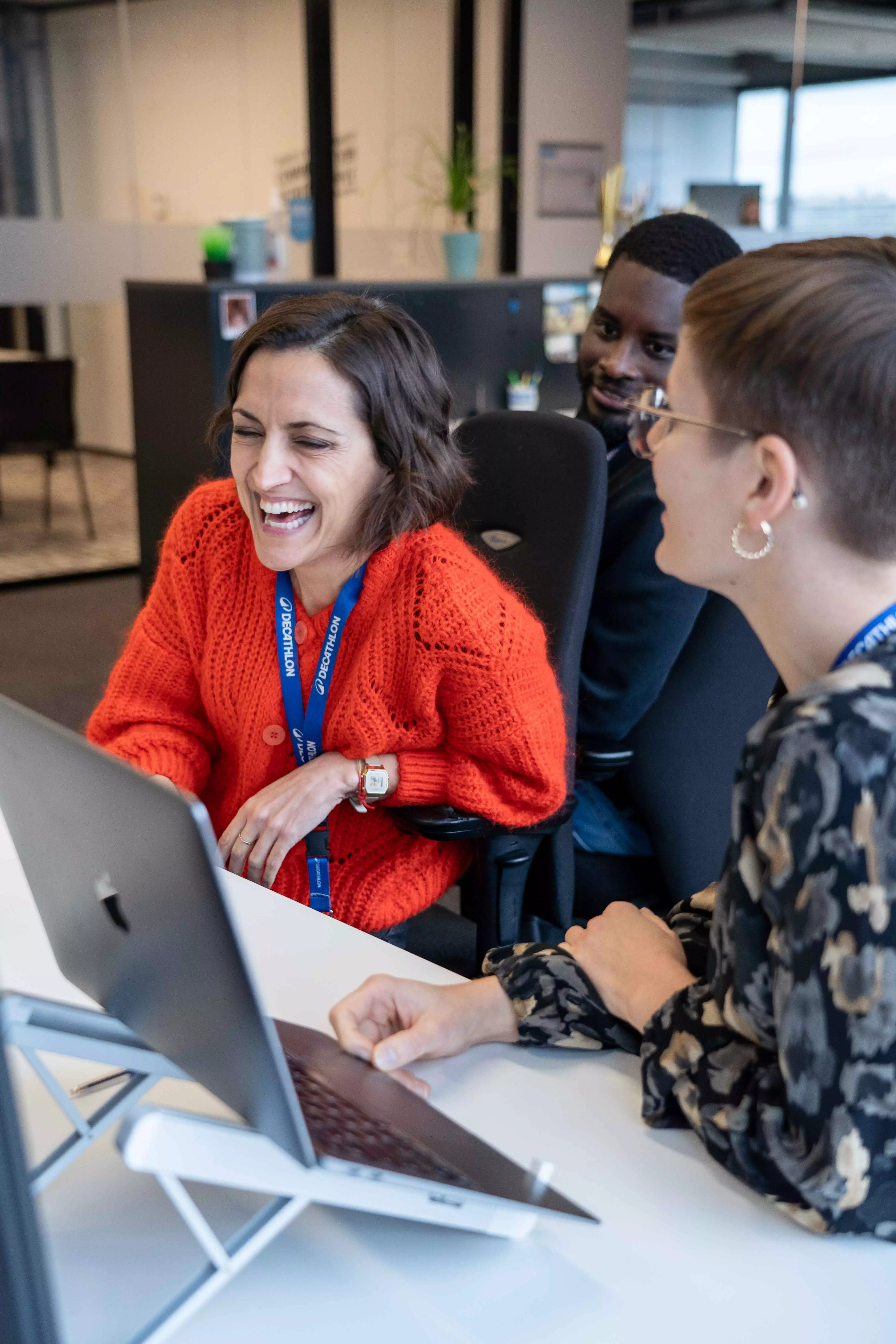 glimlach vrouwen man meeting laptop HQ