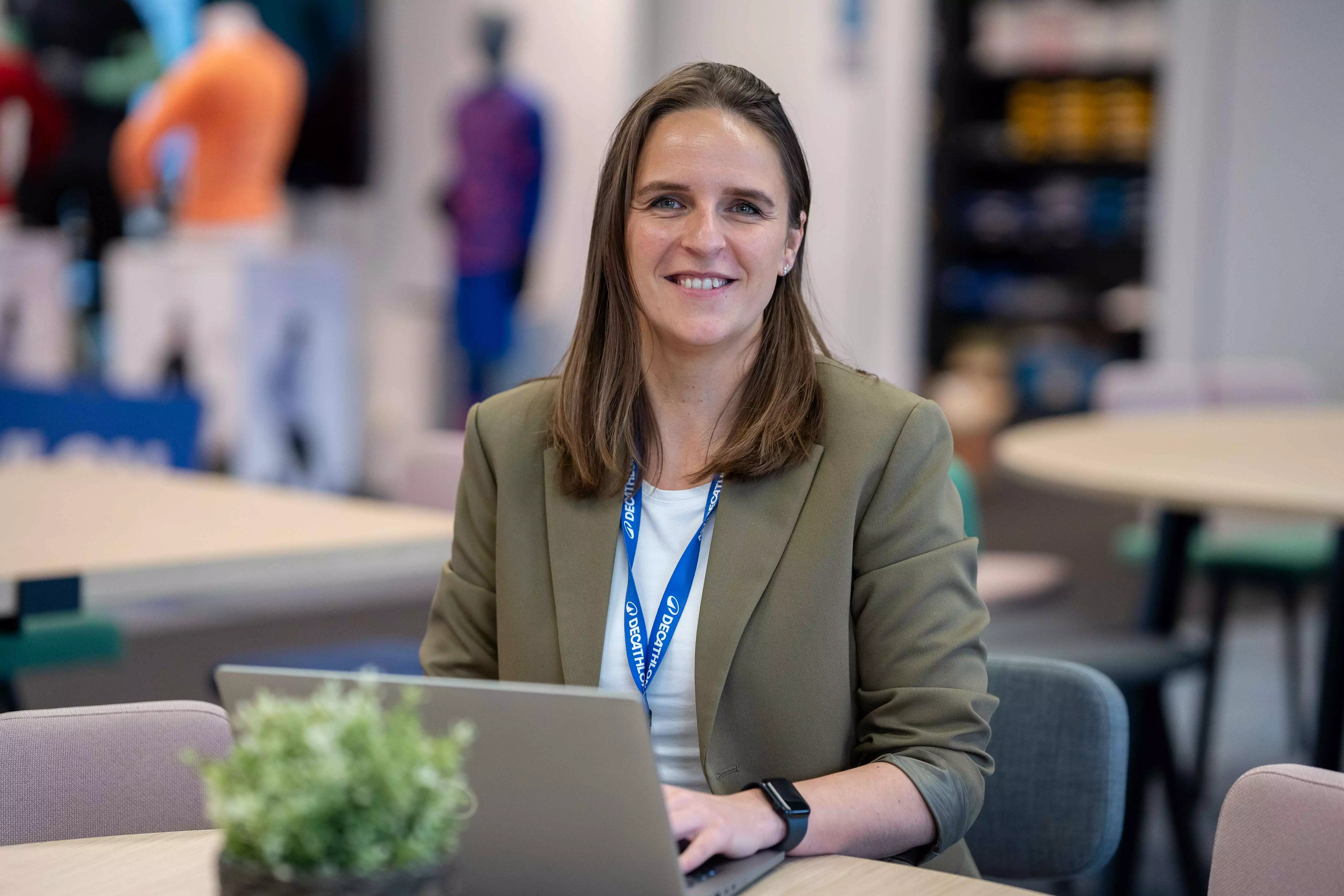 vrouw portrait glimlach laptop HQ