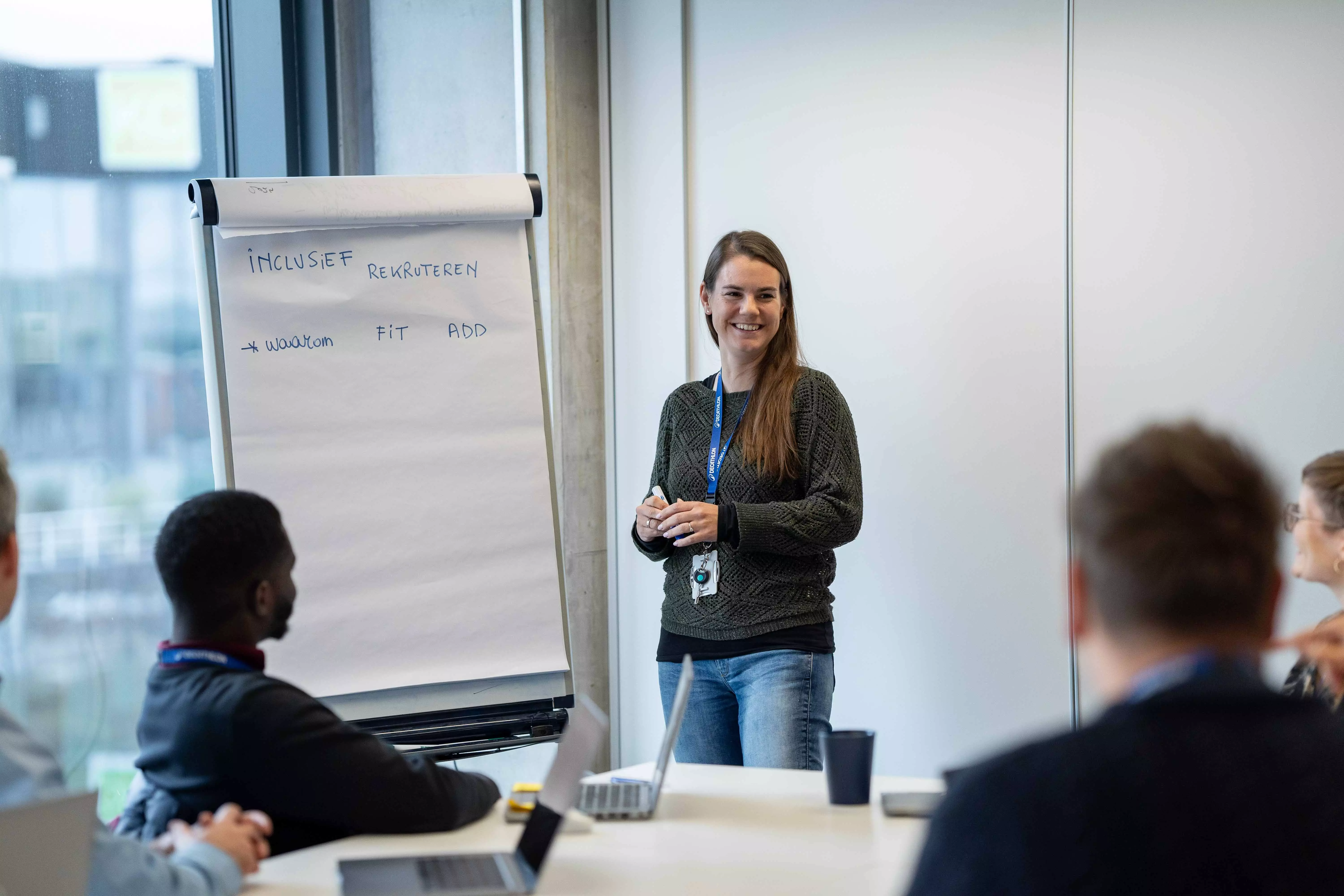 woman presenting presentation vrouw presentatie