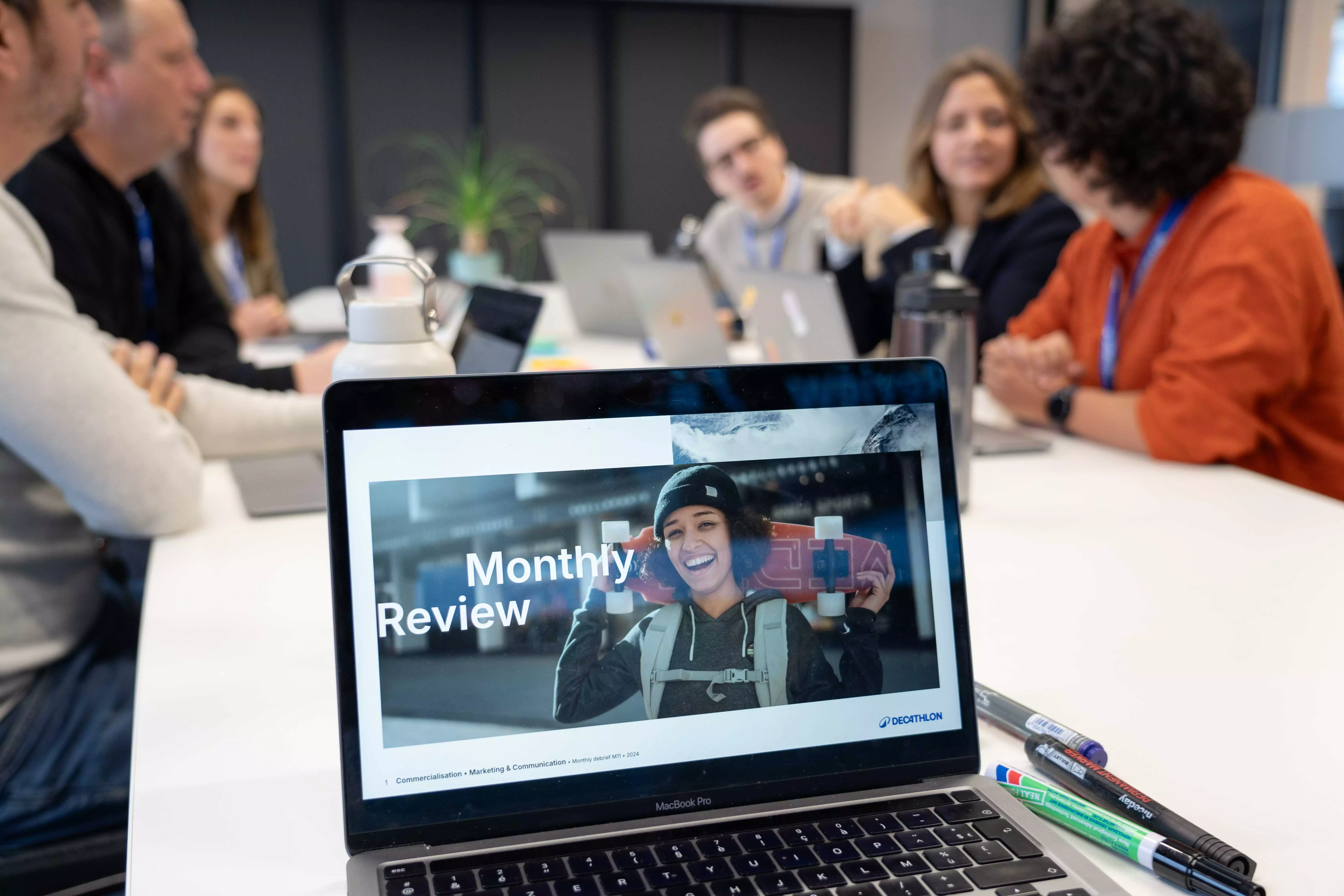 team hoofdkantoor meeting laptop