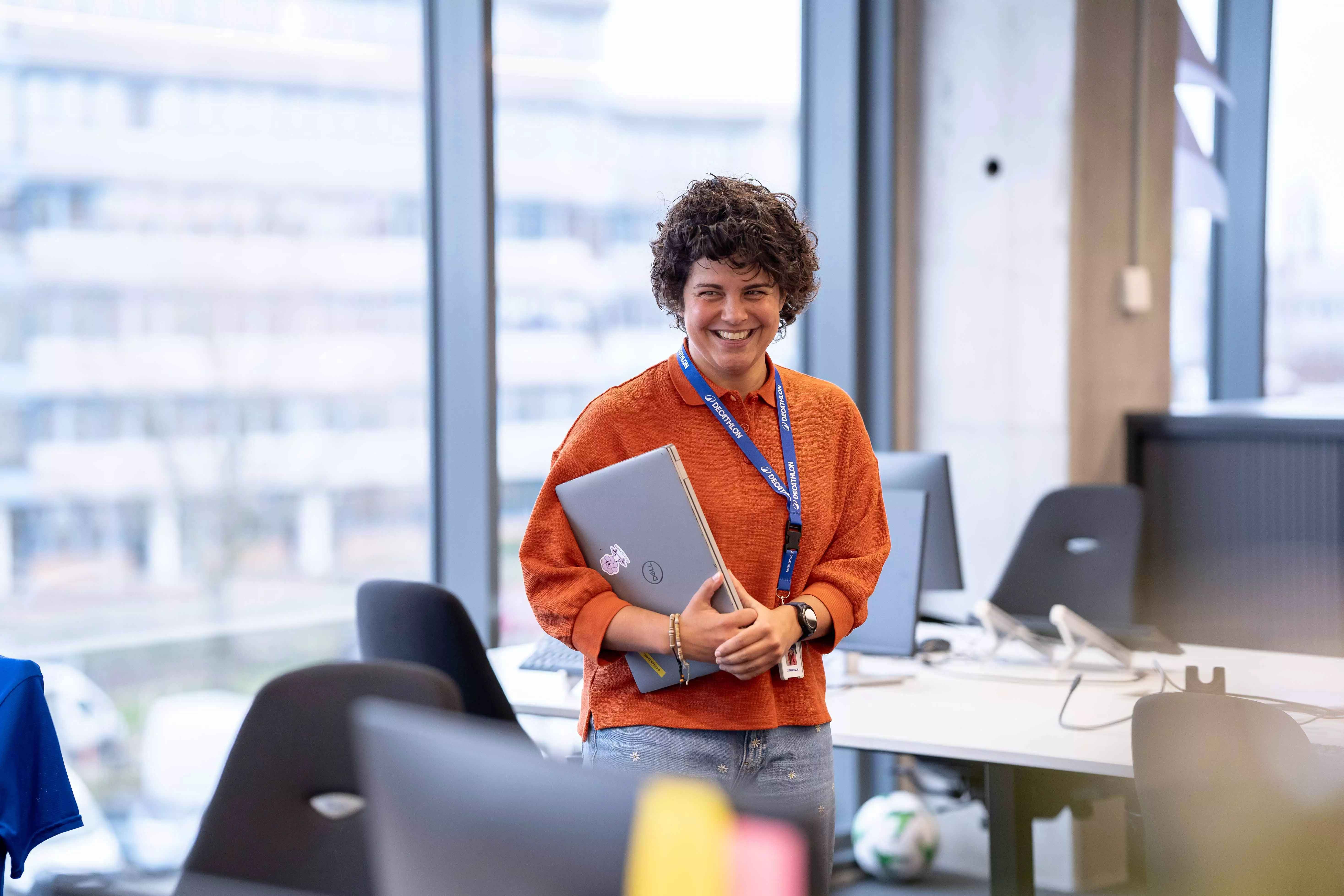femme bureau travail ordinateur decathlon sport sourire 