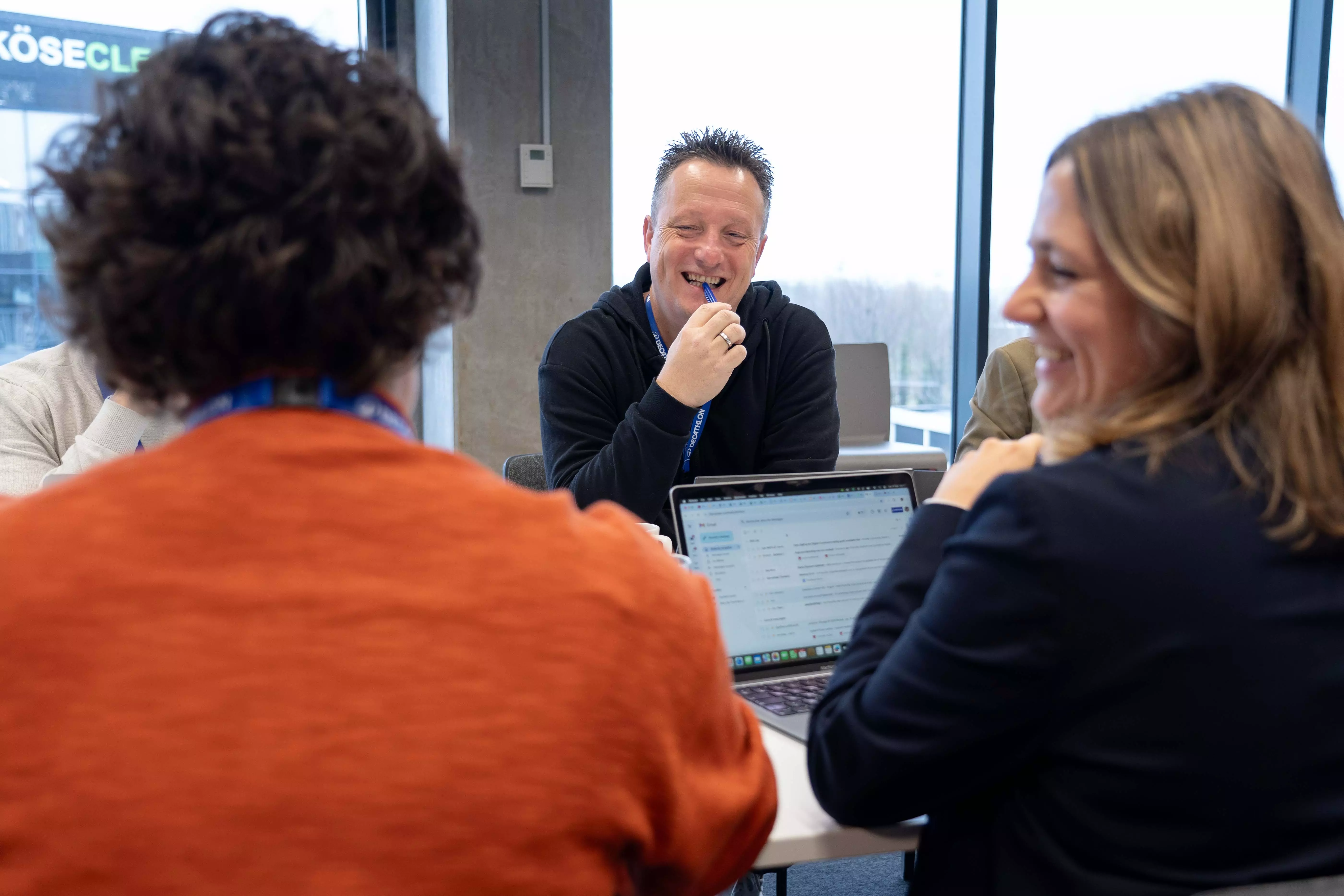 groep discussie group praten laugh lachen computer zitten meeting